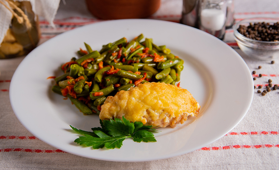 Рулетики из птицы с черносливом и грецким орехом