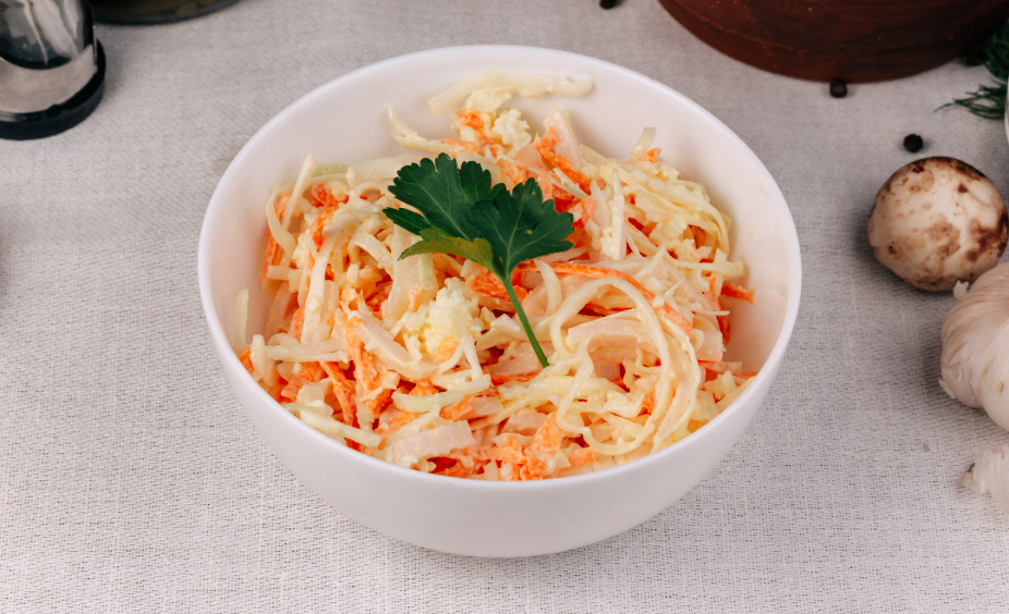 Салат легкий с яблоком и цыпленком